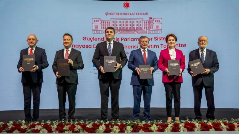 Altılı Masa’nın anayasa değişikliği önerisini hukukçular ve siyaset bilimciler nasıl yorumluyor?